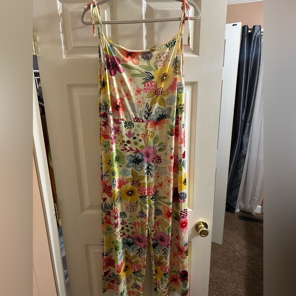 Unbranded jumpsuit. Size medium.